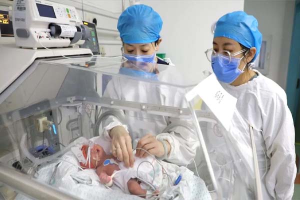 闯“生门”过三关!体重相差500g的双胞胎早产兄弟终于出院了