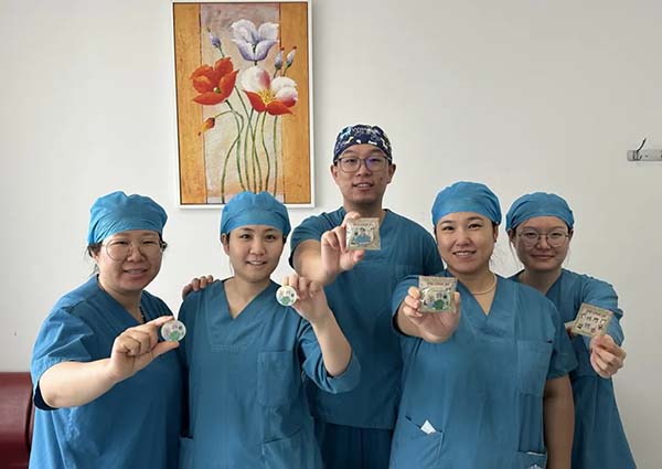 ECMO 撤机后 这个小伙儿用专属徽章给医生 "颁奖"