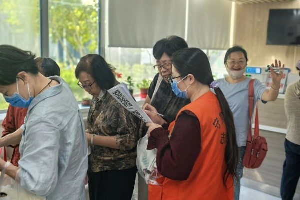 地坛医院开展关心关爱老同志体检健康送爱心活动